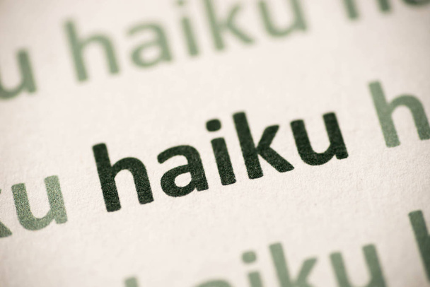 Wort Haiku auf weißem Papier Makro gedruckt - Foto, Bild