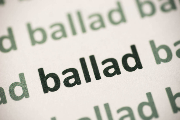 woord ballad gedrukt op wit papier macro - Foto, afbeelding
