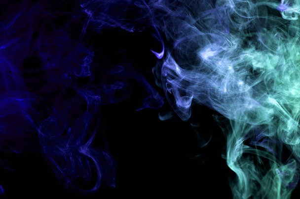 Husté vícebarevné modrý kouř na černém samostatný pozadí. Pozadí kouřové vap - Fotografie, Obrázek