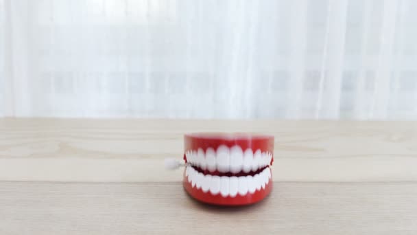4 k Clacking zęby zabawka na drewnianym stole - Materiał filmowy, wideo