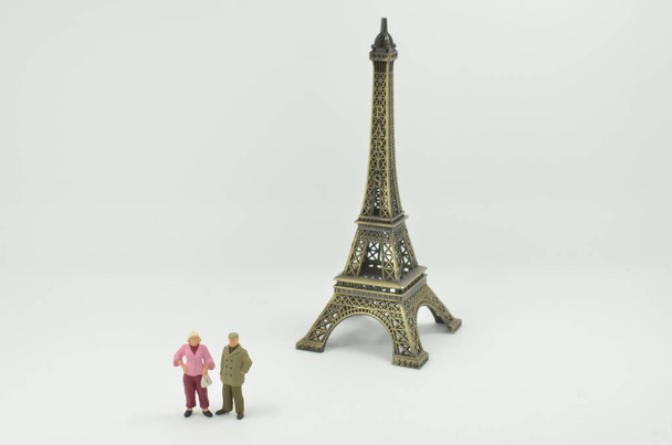 a figura com a escala Torre com Paris
  - Foto, Imagem