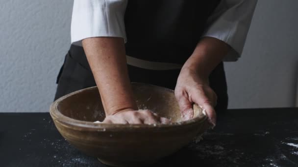 Baker ruce hnětení těsta - Záběry, video