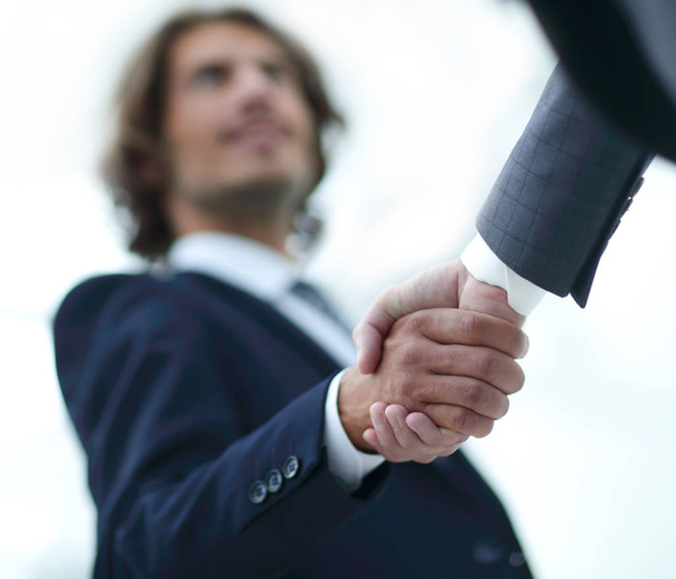 Serrer la main, convenu entre les deux hommes dans les entreprises
. - Photo, image