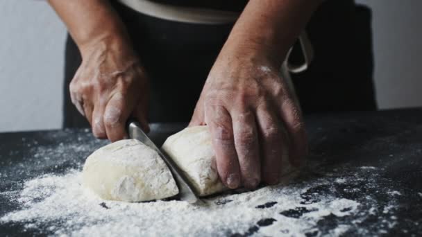 As mãos das mulheres cortam a massa em pedaços com faca de cozinha
 - Filmagem, Vídeo