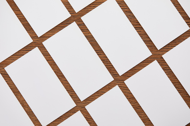 bovenaanzicht van reeks lege visitekaartjes aan houten tafel  - Foto, afbeelding
