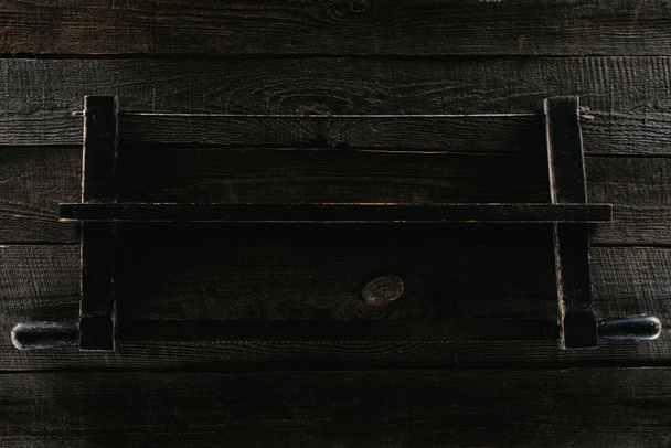 верхний вид винтажной ржавой пилы на деревянные доски столешницы
 - Фото, изображение