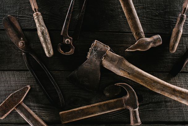  tendido plano con arreglo de herramientas de carpintería oxidada vintage en la mesa de madera
 - Foto, Imagen