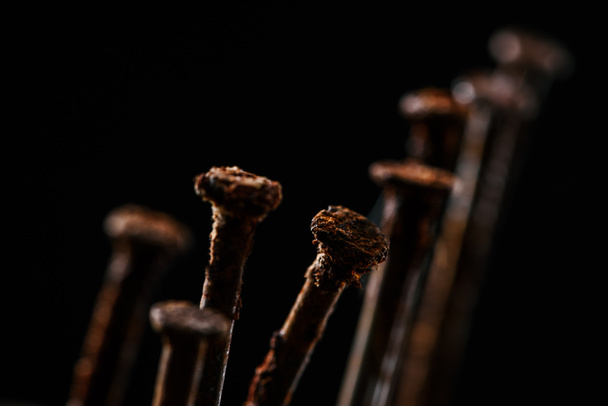 close up view of vintage rusty nails isolated on black - Foto, imagen