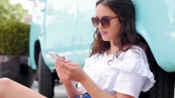 Chica usando un teléfono móvil en la ciudad
 - Metraje, vídeo