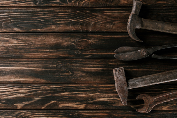 vista superior de los martillos dispuestos, llaves y tijeras herramientas vintage en la superficie de madera
 - Foto, Imagen