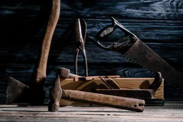 foyer sélectif des outils de menuiserie vintage disposés sur plateau en bois
 - Photo, image