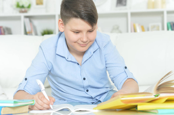  boy doing homework at home. Education  - Foto, afbeelding