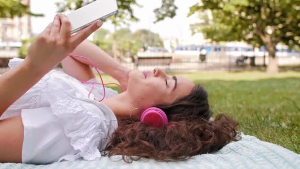 Mädchen hört draußen Musik - Filmmaterial, Video