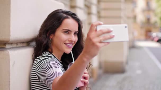 Jovem mulher fazendo uma selfie na cidade
 - Filmagem, Vídeo