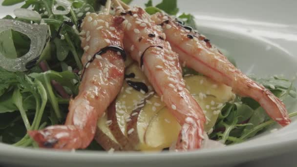 Pimenter la composition des crevettes frites avec la sauce soja
 - Séquence, vidéo