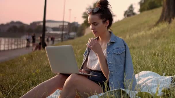Jeune femme utilisant un ordinateur portable à l'extérieur
 - Séquence, vidéo