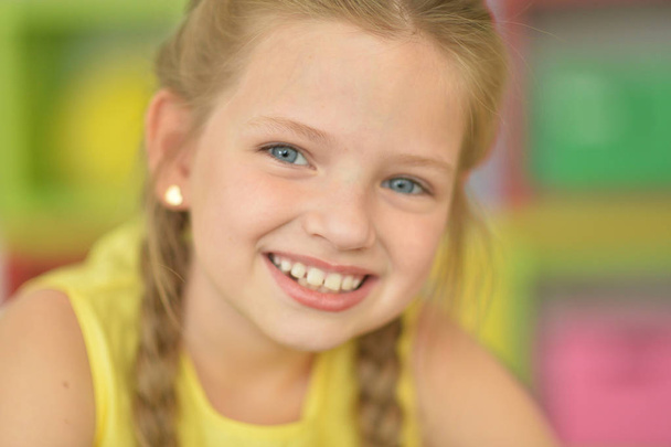 Portret ładny uśmiechający się dziewczyna z warkoczykami z bliska - Zdjęcie, obraz
