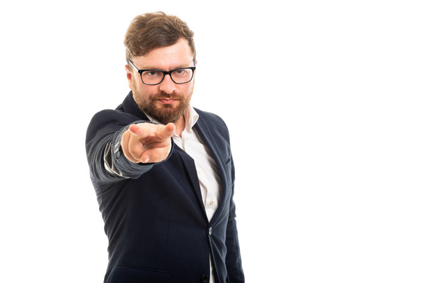 Портрет ділового чоловіка, який вказує два пальці на камеру ізольовано на білому тлі з рекламною зоною копіювання
 - Фото, зображення