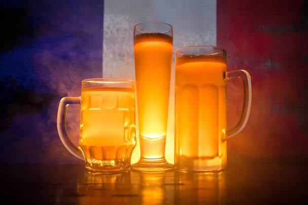 Пивные бокалы на столе. Поддержите свою страну концепцией пива. Селективный фокус
 - Фото, изображение