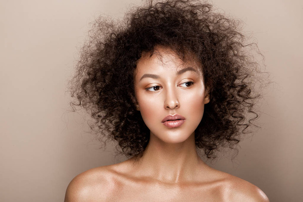 Mode studio portret van prachtige Afrikaanse Amerikaanse vrouw met perfect gladde gloeiende mulat huid, make-up - Foto, afbeelding
