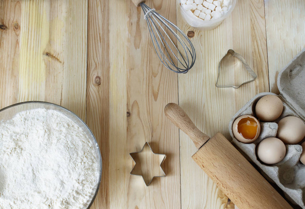Naturalne produkty. Mąki, jaj, wszystko smaczne ciasteczka. Hobby. Gotowanie, Boże Narodzenie. Widok z góry - Zdjęcie, obraz