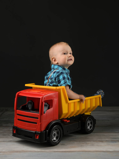 menino brinca com grande caminhão de brinquedo - Foto, Imagem