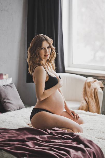 Studio shooting of a woman during pregnancy. - Foto, Imagen