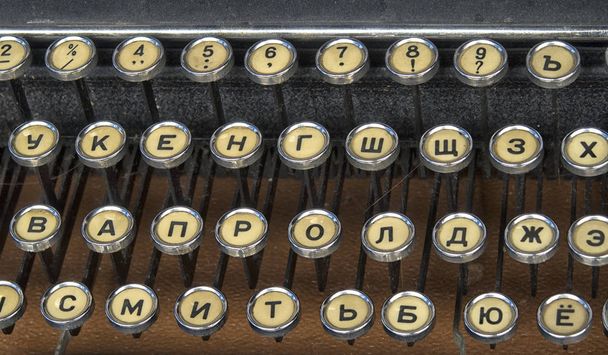 Régi vintage írógép és egy üres papírlapot egészül ki. - Fotó, kép