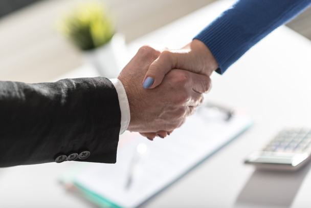 Üzletember és üzletasszony közötti kézfogás - Fotó, kép