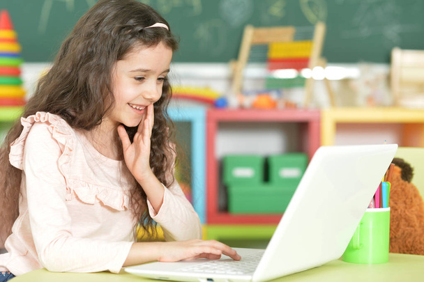 girl using modern laptop - Foto, Imagem