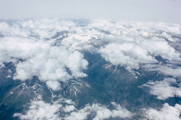 Luchtfoto van de Mont Blanc-massief tussen Frankrijk en Italië op 10.000 voet hoogte in de middag - Foto, afbeelding
