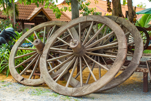 Les vieilles roues de chariot en bois
 - Photo, image