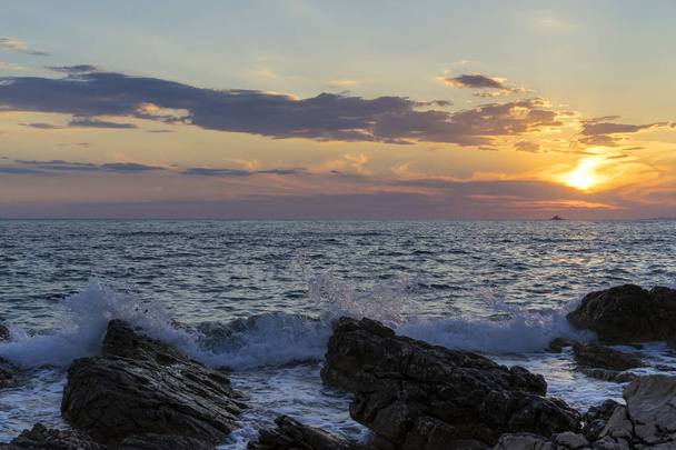 Kaunis maisema ja luontokuva auringonlaskusta Adrianmerellä Kroatiassa Euroopassa. Kiva värikäs ulkokuva. Rauhallinen, rauhallinen kuva merestä, kivistä ja taivaasta iltahämärässä
. - Valokuva, kuva