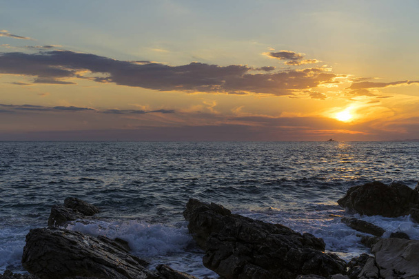 Güzel manzara ve doğa fotoğraf gün batımı Hırvatistan Avrupa'nın Adriyatik denizde. Güzel renkli açık havada resim. Okyanus, kayalar ve akşam gökyüzüne sakin, huzurlu resmi. - Fotoğraf, Görsel