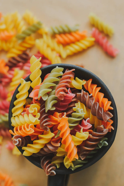 красочные итальянские макароны Фузилли в банке
 - Фото, изображение