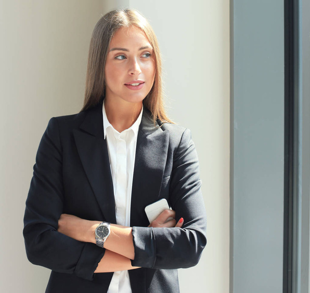 Modern business woman standing in office  - Фото, зображення