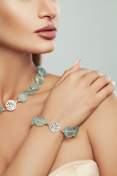 Pulsera de Plata y Collar con Piedras Semipreciosas en Cuerpo Femenino
 - Foto, imagen