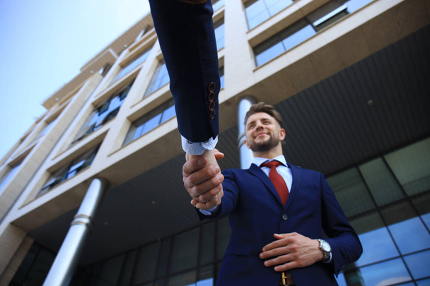 Business people shaking hands outside modern office building  - Zdjęcie, obraz