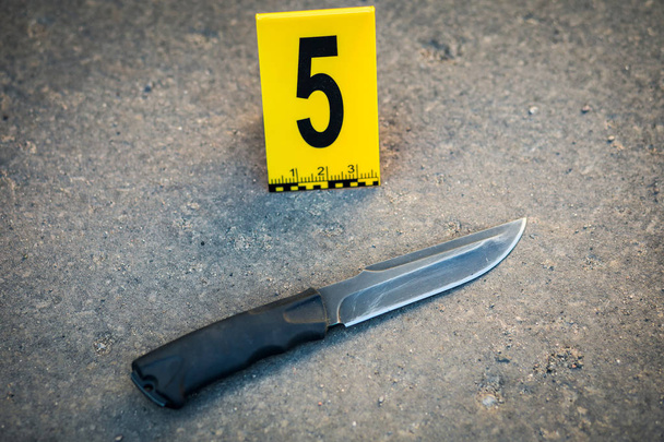 Investigación de la escena del crimen. El arma, un cuchillo
 - Foto, imagen