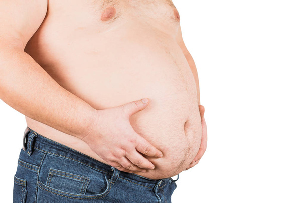 Fat Man het controleren van zijn gewicht, geïsoleerd op witte achtergrond - Foto, afbeelding
