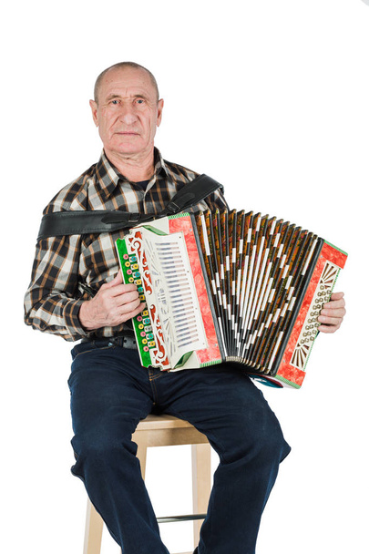 Miehen muotokuva, isoisä soittamassa harmonikkaa. Eristetty valkoisella pohjalla
. - Valokuva, kuva