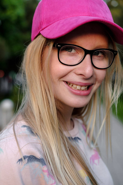  portrait de fille blonde. adolescente en lunettes à l'extérieur dans la rue. Enfance, été, concept de vacances
 - Photo, image