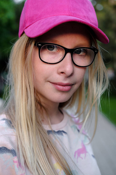  Portret van blond meisje. tiener meisje in brillen buiten op straat. Jeugd, zomer, vakantie concept - Foto, afbeelding
