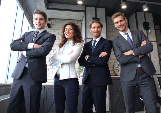 Üzletemberek csoportja, akik együtt állnak az irodában - Fotó, kép