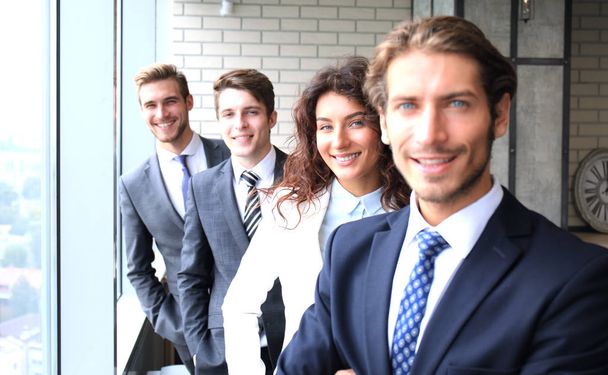 χαμογελώντας επιχειρηματική ομάδα στέκεται στην γραμμή στο γραφείο - Φωτογραφία, εικόνα