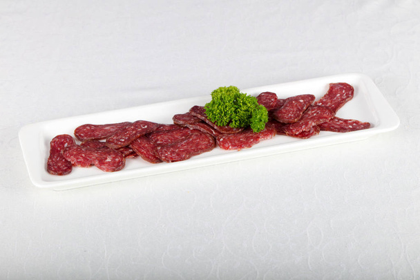 Carne de res basturma sobre mesa blanca
 - Foto, imagen