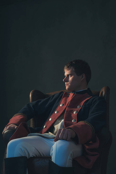 Regência histórica homem sentado na cadeira olhando para o lado
. - Foto, Imagem