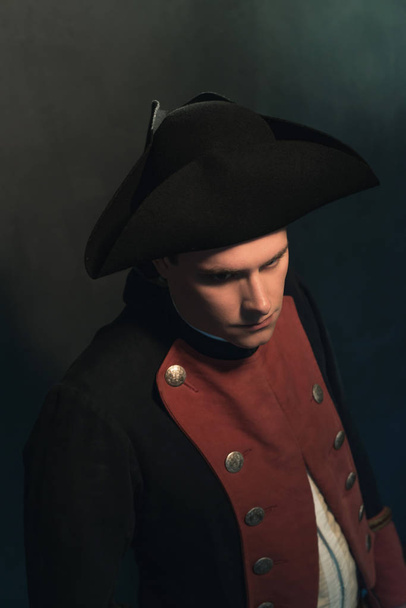Un hombre serio de regencia histórica con sombrero y chaqueta. Vista de ángulo alto
. - Foto, Imagen
