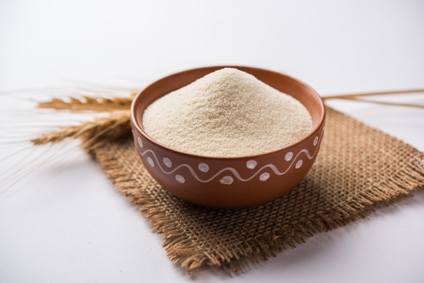 Harina de sémola cruda o polvo de Rava es el grueso, trigo purificado intermedios de trigo duro. Sirve sobre fondo liso como un montón o en un tazón o cuchara. Enfoque selectivo
 - Foto, imagen