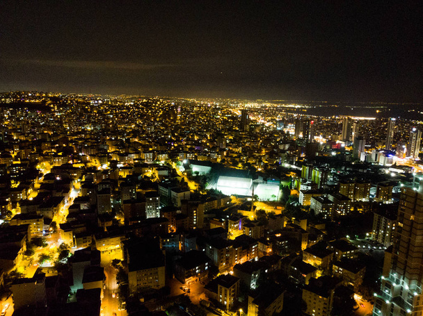 Estambul, Turquía - 23 de febrero de 2018: Vista aérea nocturna de la autopista Estambul Kartal E5 (D100). Paisaje urbano
. - Foto, imagen